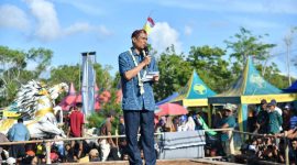 Sekdakab Agus Dwi Saputra, S.Sos.,M.SI Saat Memberikan Sambutan Di Festival Ojung di Pantai Galung Desa Juruan Daya Kecamatan Batuputih, Minggu (12/04/2026)