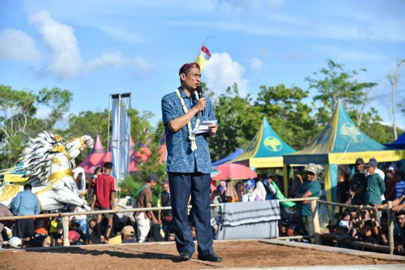 Sekdakab Agus Dwi Saputra, S.Sos.,M.SI Saat Memberikan Sambutan Di Festival Ojung di Pantai Galung Desa Juruan Daya Kecamatan Batuputih, Minggu (12/04/2026)