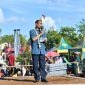 Sekdakab Agus Dwi Saputra, S.Sos.,M.SI Saat Memberikan Sambutan Di Festival Ojung di Pantai Galung Desa Juruan Daya Kecamatan Batuputih, Minggu (12/04/2026)