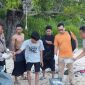 Suasana Penemuan Narkotika jenis kokain di Pantai Pasir Putih Kahuripan, Dusun Lombi Timur, Desa Gedugan, Kecamatan Giligenting, Senin (13/4/2026) sore.