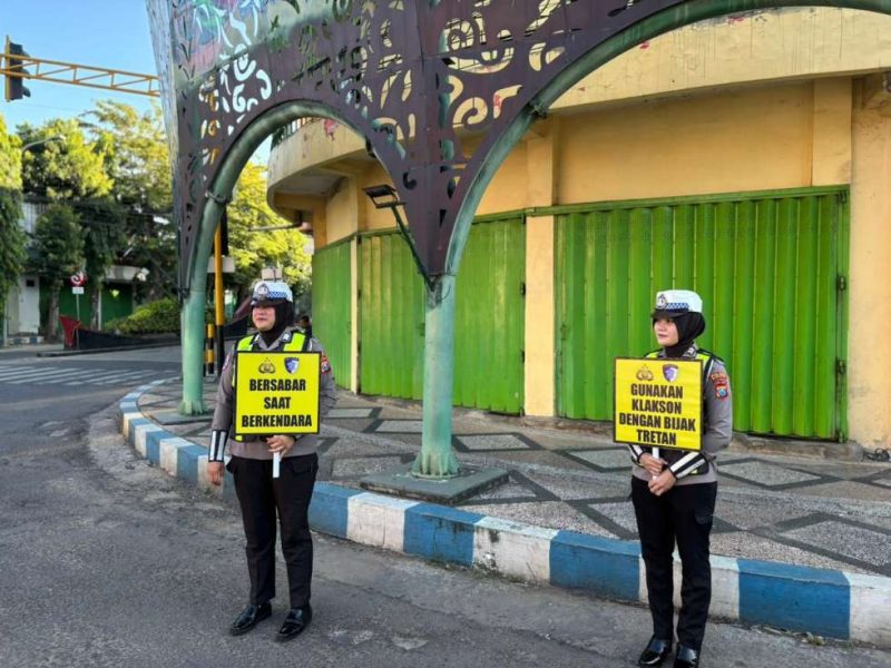 Pengamanan Satlantas Polres Sumenep di Jalan Utama Simpang Empat Sumenep, Rabu (15/04/2026)