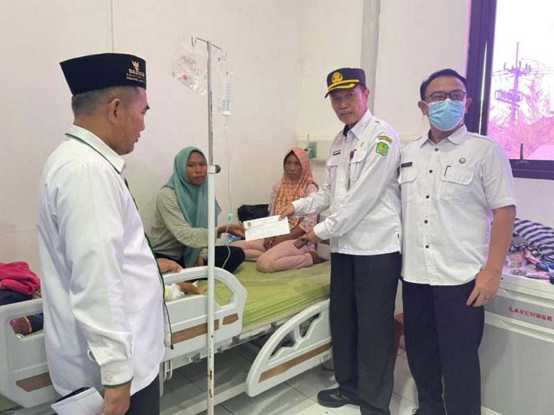 Kadinsos P3A Sumenep Dr. R. Rahman Riadi Bersama Ketua Ketua Baznas Akhmad Rahman Saat Menjenguk Balita Almira di RSUD Sumenep, Rabu (15/04/2026)