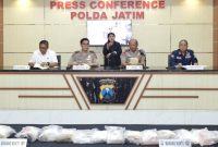  Kapolda Jatim Irjen Pol Nanang Avianto Saat Memberikan Konferensi Pers Terkait Penemuan Diduga Narkotika di Pulau Giligenteng