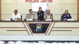  Kapolda Jatim Irjen Pol Nanang Avianto Saat Memberikan Konferensi Pers Terkait Penemuan Diduga Narkotika di Pulau Giligenteng