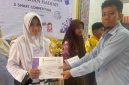Az Syahra Nastiti saat Menerima Penghargaan Ajang Smart Competition 3 tingkat se-Madura yang digelar di SMAN 3 Pamekasan pada Sabtu (19/4/2026) 