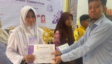 Az Syahra Nastiti saat Menerima Penghargaan Ajang Smart Competition 3 tingkat se-Madura yang digelar di SMAN 3 Pamekasan pada Sabtu (19/4/2026) 