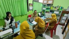 Kepala Bidang Pencegahan dan Pengendalian Penyakit (P2P) Dinkes P2KB Sumenep, H. Achmad Syamsuri, S.Kep.Ns., M.H., Saat Monev Ke Puskesmas Pandian Sumenep, Senin (20/04/2026)