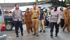 Kapolres Sumenep, AKBP Anang Hardiyanto, S.I.K., turun langsung ke Pasar Anom, Selasa (21/4/2026)