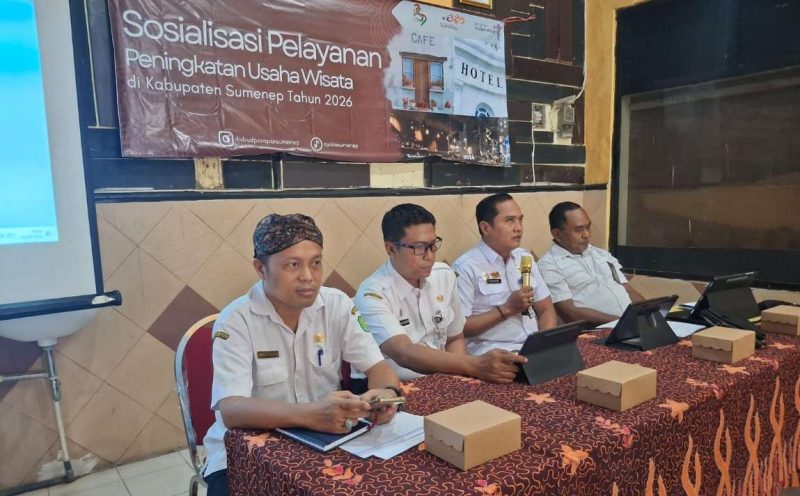 Kadisbudparopar Sumenep Faruk Hanafi, Kadis DPMPSTP Heru, Kabid Penegak Perda Satpol PP, Nurus dan Kabid Pariwisata Andrie Zulkarnain di sosialisasi peningkatan pelayanan usaha pariwisata yang digelar di Aula Disbudporapar Sumenep, Rabu (22/04/2026)