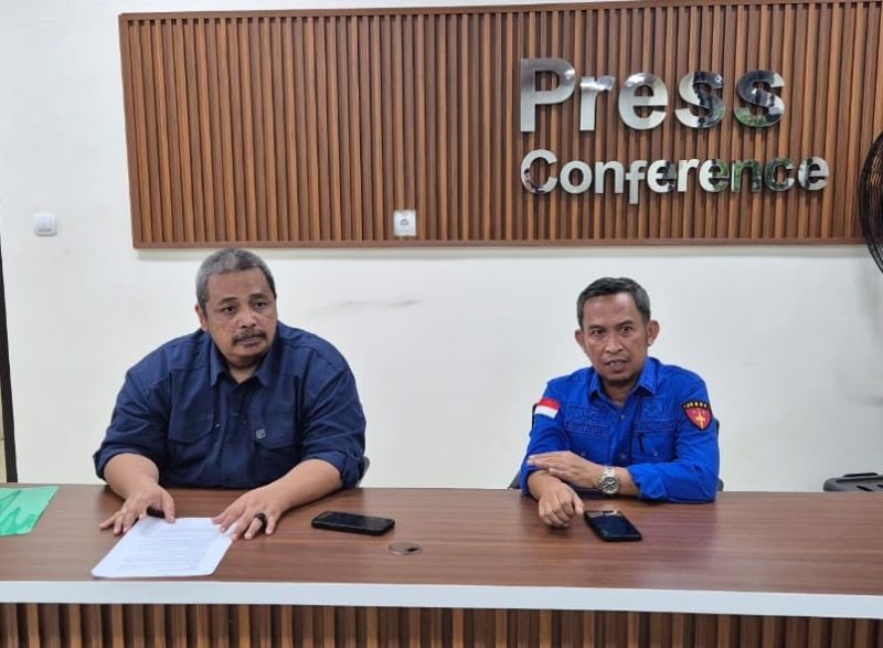 Kasi Intelejen Kejari Sumenep Endro Riski Erlazuardi, S.H.,M.H., Saat Menggelar Konferensi Pers, Kamis (23/04/2026)