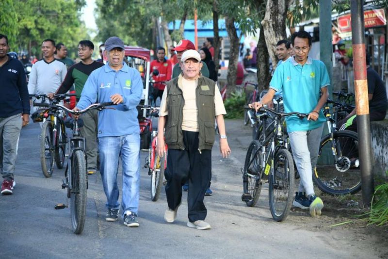 Wabup Sumenep KH. Imam Hasyim, S.H.,M.H., saat Meninjau langsung Suasana Aksi Kurvei di Sepanjang Jalan Dr. Cipto Sumenep, Jum'at (24/04/2026)
