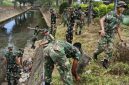 TNI–DLH Sumenep Gelar Aksi Bersih Bantaran Kali Marengan, Wujudkan Lingkungan Asri