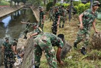 TNI–DLH Sumenep Gelar Aksi Bersih Bantaran Kali Marengan, Wujudkan Lingkungan Asri