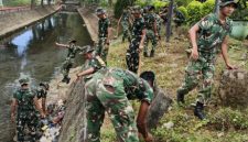 TNI–DLH Sumenep Gelar Aksi Bersih Bantaran Kali Marengan, Wujudkan Lingkungan Asri