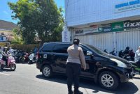 Tak Kenal Panas, Polwan Sumenep Pastikan Sholat Jumat Berlangsung Aman dan Tertib