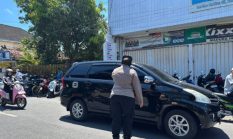 Potret Ketulusan Polwan Sumenep, Berdiri di Terik Demi Khusyuknya Sholat Jumat