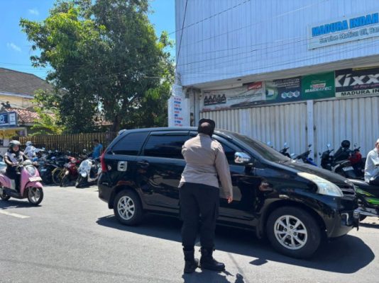 Tak Kenal Panas, Polwan Sumenep Pastikan Sholat Jumat Berlangsung Aman dan Tertib