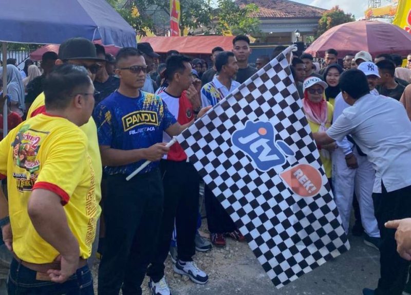 Danyonif 931/JKT Hadiri “Blusukan Kampung Bangkit” di Balai Desa Bangkal, Lepas Peserta Jalan Sehat