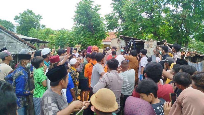 Suasana Evakuasi Jenazah Warga Desa Aeng Dake Kecamatan Bluto ditemukan di Sumur 
