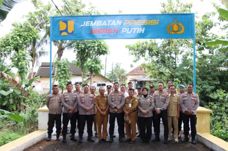 Kapolres Sumenep Turun Tangan, Jembatan Rusak di Babbalan Diperbaiki Bersama Warga