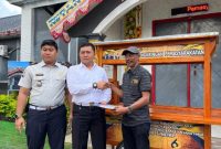Kasubsi Pelayanan Tahanan Teguh Saat Memberikan Bantuan Gerobak Kepada Salah Satu Warga Binaan Rutan Sumenep 