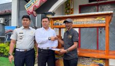 Kasubsi Pelayanan Tahanan Teguh Saat Memberikan Bantuan Gerobak Kepada Salah Satu Warga Binaan Rutan Sumenep 