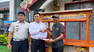 Kasubsi Pelayanan Tahanan Teguh Saat Memberikan Bantuan Gerobak Kepada Salah Satu Warga Binaan Rutan Sumenep 
