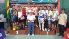 Ketua PBSI Sumenep, H. Moh. Iksan Saat Foto Bersama Dengan Para Pemenang Lomba Bulutangkis Hardiknas 2026