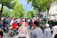 Suasana Lautan Jamaah Takziah Saat Mengantarkan Almarhum Pengasuh Masjid Al Amin Pamolokan KH Amin Jakfar Taufik ke Tempat Peristirahatan Terakhir, Jum'at (10/04/2026)