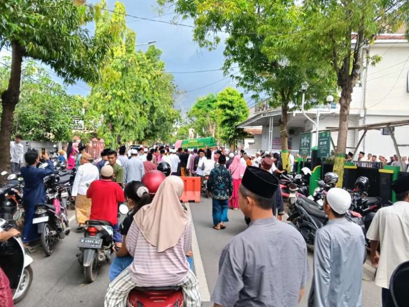 Suasana Lautan Jamaah Takziah Saat Mengantarkan Almarhum Pengasuh Masjid Al Amin Pamolokan KH Amin Jakfar Taufik ke Tempat Peristirahatan Terakhir, Jum'at (10/04/2026)