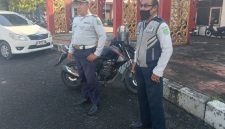 Petugas Lalin Disperkimhub Sumenep Siaga di Jalan Protokol, Antisipasi Kepadatan di Pintu Masuk Pemkab