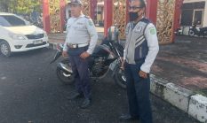 Petugas Lalin Disperkimhub Sumenep Siaga di Jalan Protokol, Antisipasi Kepadatan di Pintu Masuk Pemkab