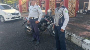 Petugas Lalin Disperkimhub Sumenep Siaga di Jalan Protokol, Antisipasi Kepadatan di Pintu Masuk Pemkab