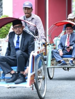 Bupati dan Wabup Sumenep Beri Contoh, Naik Becak di Hari Pertama Kebijakan BBM
