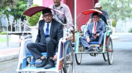 Naik Becak di Hari Pertama Kebijakan Hemat BBM, Bupati dan Wabup Sumenep Beri Contoh Nyata