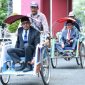 Naik Becak di Hari Pertama Kebijakan Hemat BBM, Bupati dan Wabup Sumenep Beri Contoh Nyata