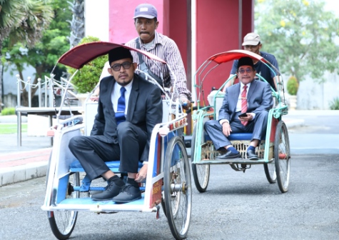 Naik Becak di Hari Pertama Kebijakan Hemat BBM, Bupati dan Wabup Sumenep Beri Contoh Nyata