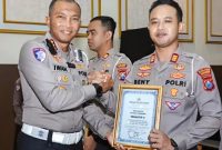 Kasat Lantas Polres Sumenep AKP Beny Kuncoro Saat Menerima Penghargaan dari Dirlantas Polda Jatim