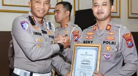 Kasat Lantas Polres Sumenep AKP Beny Kuncoro Saat Menerima Penghargaan dari Dirlantas Polda Jatim