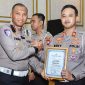 Kasat Lantas Polres Sumenep AKP Beny Kuncoro Saat Menerima Penghargaan dari Dirlantas Polda Jatim