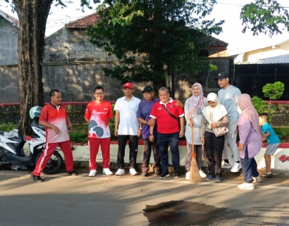 Sekdakab Agus Dwi Saputra, Staf Ahli Bupati Dedi Falauddin serta Kepala Brida Sumenep Siswahyudi Bintoro di Suasana Aksi Bersih-bersih di Sekitaran Jalan Ahmad Yani Kampong Arab, Jum'at (10/04/2026)