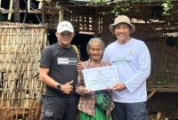 Perwakilan BAZNAS Sumenep Sugeng Bersama Plt Kades Nyabakan Timur Sutibno Saat Memberikan Bantuan RTLH kepada Warga 