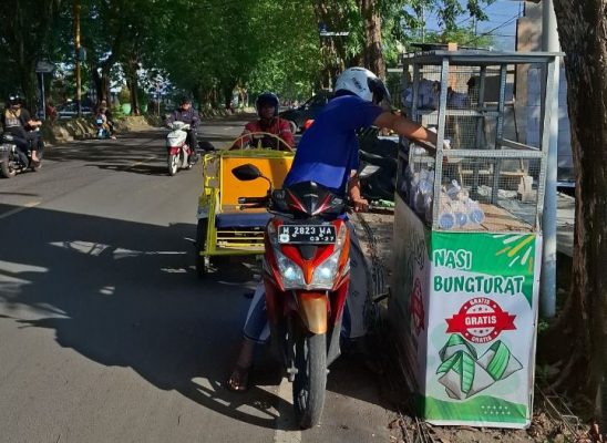 Jumat Berkah Tanpa Henti, KBS Sumenep Bagikan 80 Nasi Bungturat di Simpang Polres