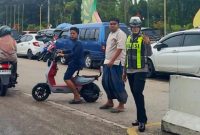 Sentuhan Humanis Polwan Sumenep, Sholat Jumat Aman dan Lalu Lintas Lancar