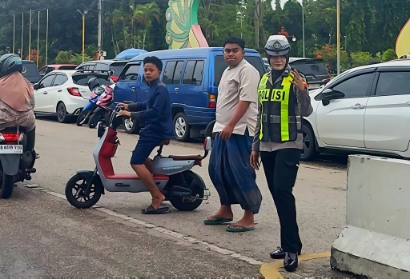 Sentuhan Humanis Polwan Sumenep, Sholat Jumat Aman dan Lalu Lintas Lancar