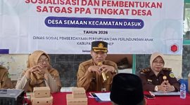 Kepala Dinas Sosial Pemberdayaan Perempuan dan Perlindungan Anak Kabupaten Sumenep, Dr. R. Rahman Riadi (Tengah) Saat Memberikan Sosialisasi dan Pembentukan Satgas PPA di Desa Balai Desa Semaan Kecamatan Dasuk, Selasa (14/04/2026)
