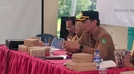 Kadinsos P3A Kabupaten Sumenep Dr. A. Rahman Riadi, S.E.,M.M, di Acara Sosialisasi dan Pembentukan Satgas PPA di Desa Semaan Kecamatan Dasuk 
