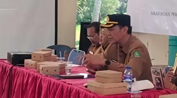 Kadinsos P3A Kabupaten Sumenep Dr. A. Rahman Riadi, S.E.,M.M, di Acara Sosialisasi dan Pembentukan Satgas PPA di Desa Semaan Kecamatan Dasuk