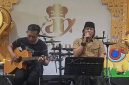 Ketua JSI Sumenep Igusty Madani Saat Menyanyikan Lagu di Arina Cafe dan Resto