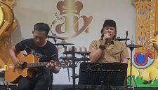 Ketua JSI Sumenep Igusty Madani Saat Menyanyikan Lagu di Arina Cafe dan Resto